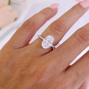 Anillo de óvalo de circonia con mini circonias