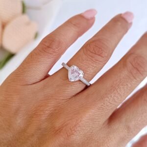 Anillo de corazón con circonias