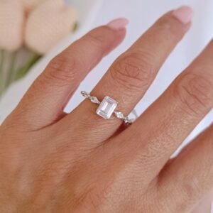 Anillo rectangular con circonias