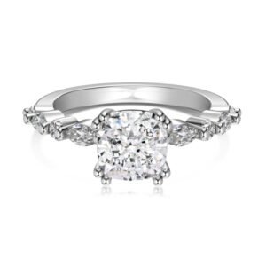 Anillo cuadrado mediano con mini circonias