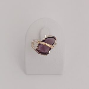Anillo con circonia morada