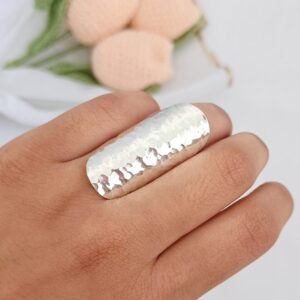 Anillo martillado largo