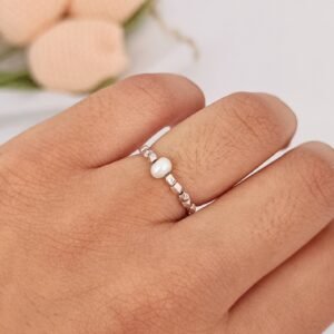 Anillo elástico con perla ovalada