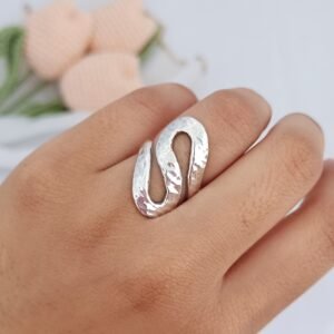 Anillo serpiente martillado