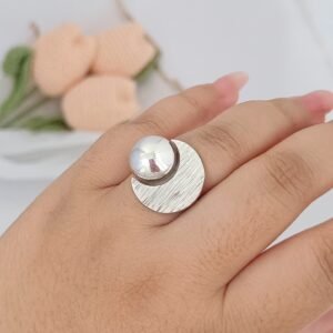 Anillo de media luna con bola