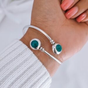 Aro entrelazado con apatita azul