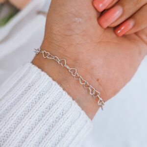 Pulsera de corazones entrelazados