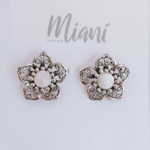 Aretes de flor con ojo de gato