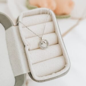 Gargantilla con dije de piedra blanca