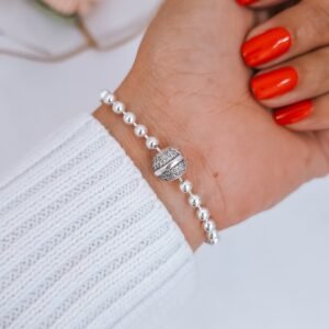 pulsera de bolas y broche tipo dije