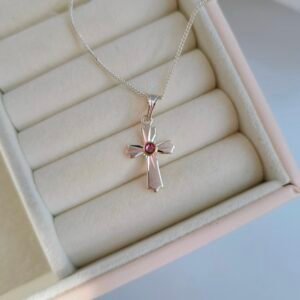 Cadena con cruz de circonia