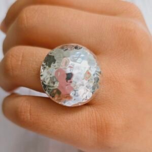 Anillo media bola plata martillada