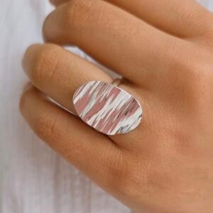 Anillo ovalado con textura