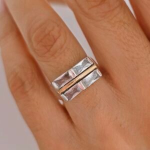 Anillo de 4 circonias