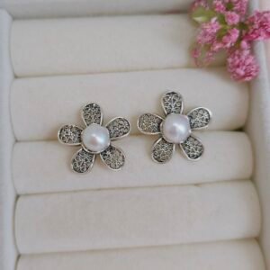 Aretes de flor con perla