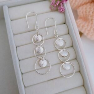 Aretes largos texturados