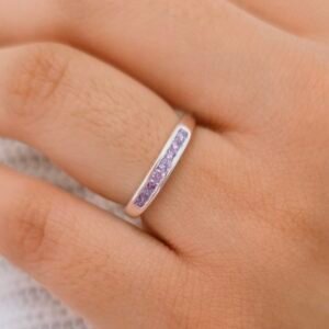 Anillo de circonias lila